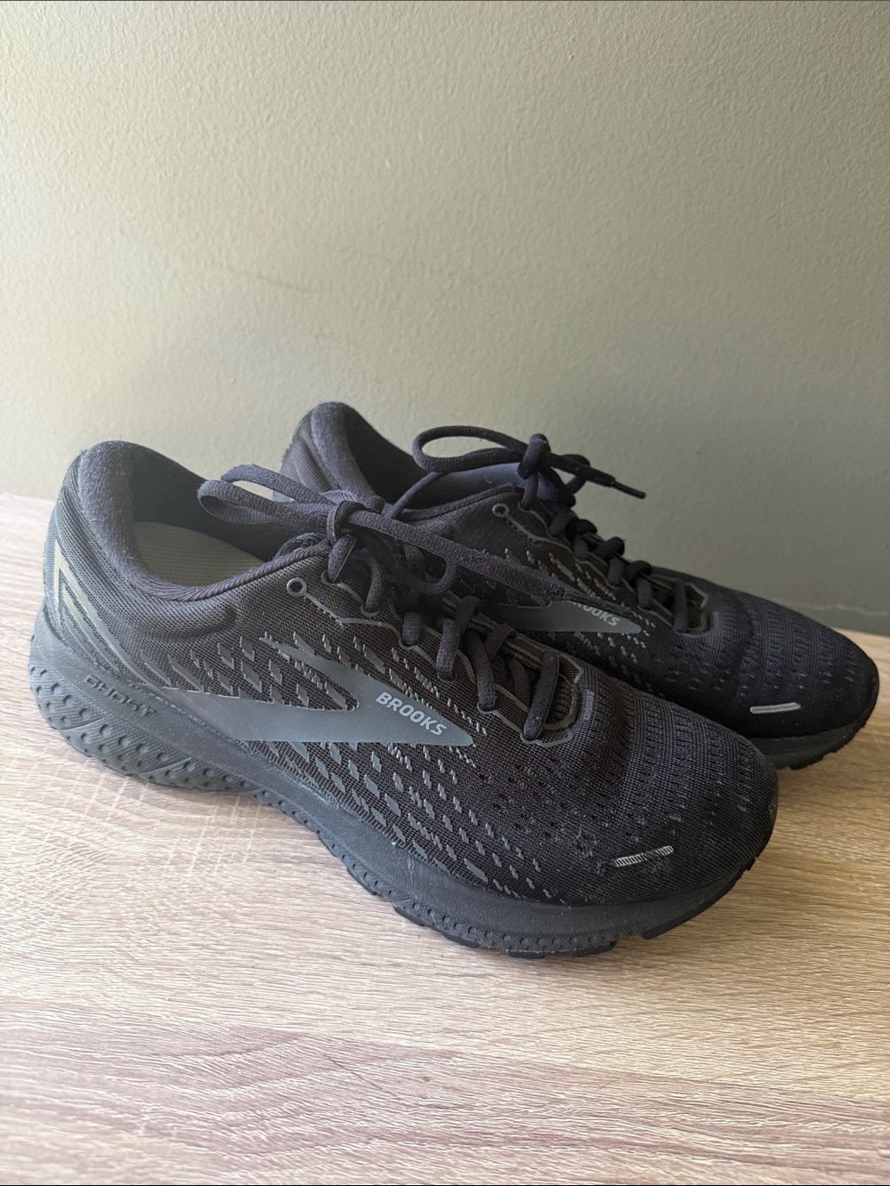 Brooks Men's Black Athletic Running Shoes Size 9 Preowned